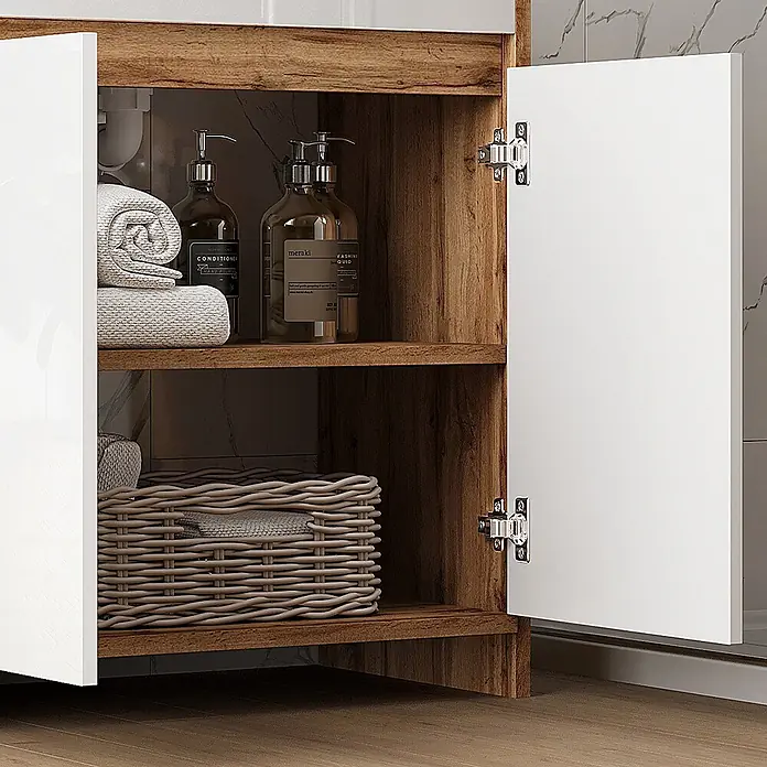 Vicco Badmöbel-Set Lemgo Goldkraft Eiche 2 Teile - Gesamtbreite Badmöbel: 78 cm, Goldkraft Eiche, Glänzend - Badezimmerschrank in Holzoptik mit geöffneter weißer Tür, Regale mit Handtüchern, Pumpflaschen und einem Weidenkorb zeigend.