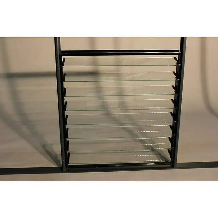 Halls Gewächshaus-Seitenfenster - Passend für: Juliana Gewächshäuser Qube - Nahaufnahme einer Jalousie mit Glasscheiben in einem schwarzen Rahmen, die für Lichtkontrolle und Belüftung sorgt.