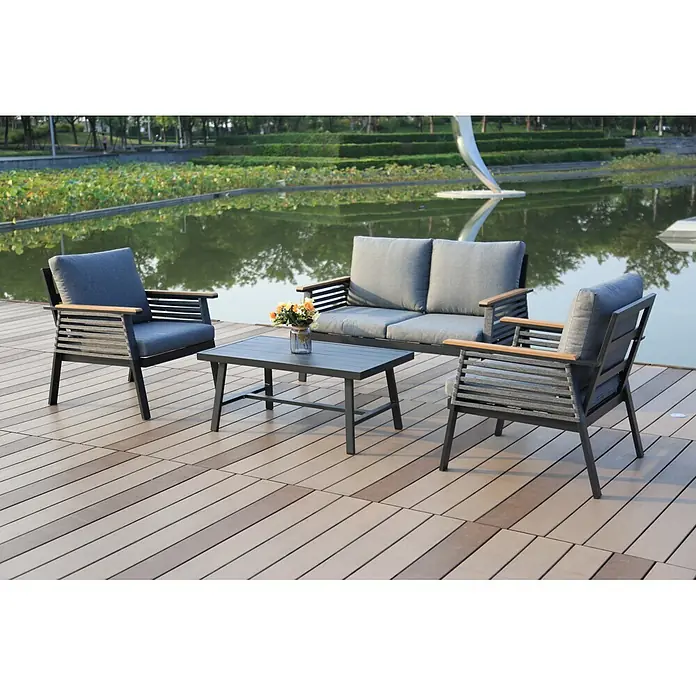 Garden Pleasure Loungemöbel-Set Denia - 4 -tlg., Aluminium, Olefin, Grau - Outdoor-Sitzgruppe mit zwei grauen Stühlen, passendem Zweisitzer und schwarzem Couchtisch auf Holzdeck am Teich.