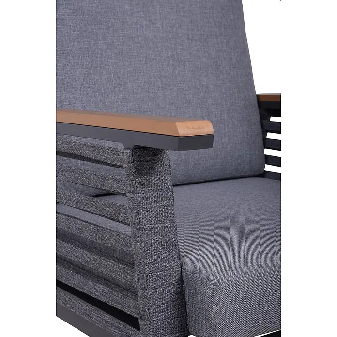 Garden Pleasure Loungemöbel-Set Denia - 4 -tlg., Aluminium, Olefin, Grau - Grauer Outdoor-Sessel mit grauen Stoffkissen, geflochtenen Seitenwänden und Holzarmlehnen auf einem dunkelgrauen Rahmen.