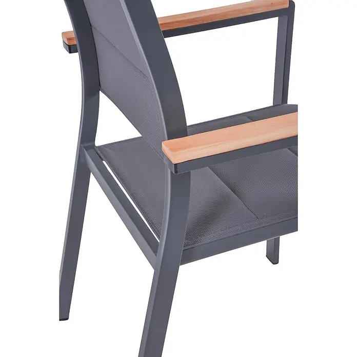 Garden Pleasure Gartenmöbel-Set Davina - 7 -tlg., Aluminium, Teak, Grau-Hellbraun, Stapelbar - Nahaufnahme eines modernen Outdoor-Stuhls mit dunkelgrauem Metallgestell, grauer Netzbespannung und hellen Holzarmlehnen.