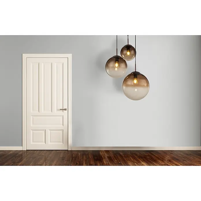 Globo Pendelleuchte Varus - 40 W, Ø x H: 51 x 120 cm, E27 - Drei moderne Pendelleuchten mit bernsteinfarbenen Glasschirmen beleuchten eine hellgraue Wand in einem Raum mit weißer Tür und Holzboden.