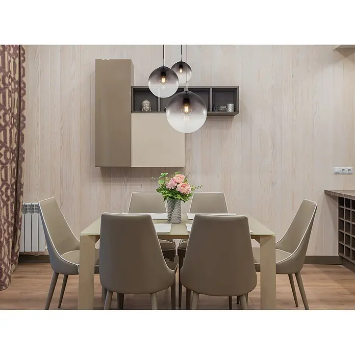 Globo Pendelleuchte Varus - 40 W, Ø x H: 51 x 120 cm, E27 - Ein modernes Esszimmer mit hellem Tisch und sechs taupefarbenen Stühlen unter drei Pendelleuchten aus Rauchglas.