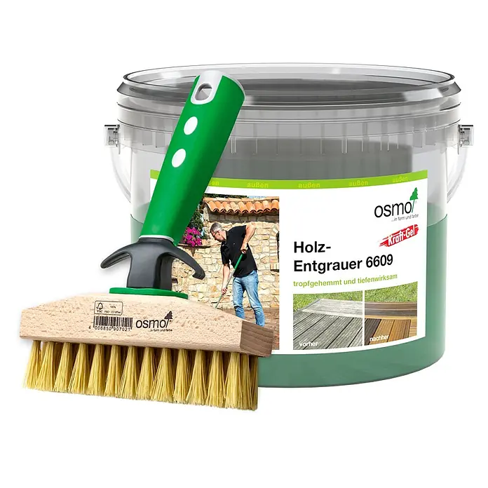 Osmo Holz-Entgrauer - 2,5 l - Durchsichtiger Eimer Osmo Holz-Entgrauer 6609 mit grünem Etikett und eine Holzschrubberbürste mit grünem Griff.