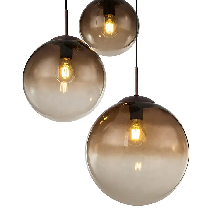 Globo Pendelleuchte Varus - 40 W, Ø x H: 51 x 120 cm, E27 - Drei Pendelleuchten mit bernsteinfarbenen Verlaufsgläsern und sichtbaren Glühfadenlampen an schwarzen Kabeln.