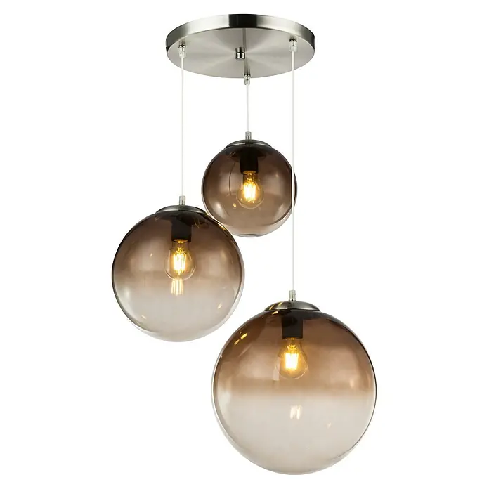 Globo Pendelleuchte Varus - 40 W, Ø x H: 51 x 120 cm, E27 - Deckenleuchte mit drei hängenden, rauchbraunen Glaskugeln und sichtbaren Glühfäden, aufgehängt an einer gebürsteten Metallplatte.