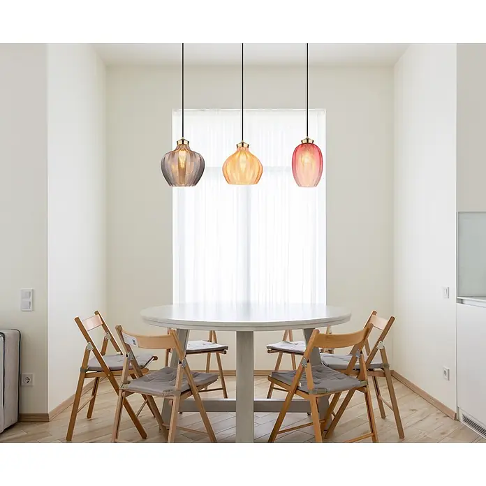 Globo Pendelleuchte Jessica - 60 W, L x B x H: 90 x 25 x 120 cm, E27 - Drei bernsteinfarbene, rötliche und rauchfarbene Pendelleuchten aus gemustertem Glas hängen über einem Esstisch.