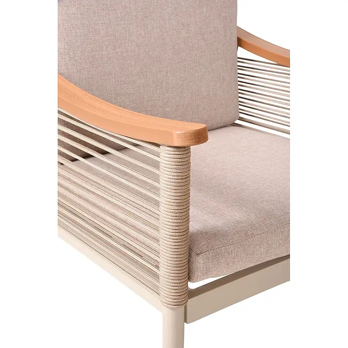 Garden Pleasure Gartenmöbel-Set Talum - 7 -tlg., Aluminium, Polywood, Beige - Nahaufnahme eines hellbeigen Stuhls mit Seilgeflecht an den Seiten, hölzernen Armlehnenauflagen und Stoffkissen.
