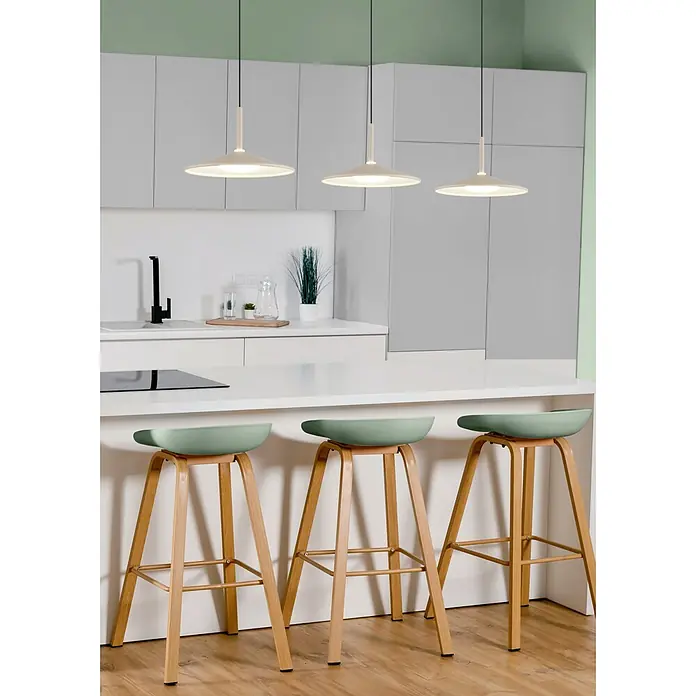 Globo LED-Pendelleuchte rund Lampone - 18 W, Ø x H: 47,5 x 150 cm - Drei moderne Barhocker mit grünen Sitzen und Holzbeinen an einer weißen Kücheninsel.