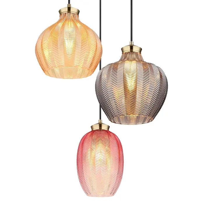 Globo Pendelleuchte Jessica - 60 W, Ø x H: 45 x 120 cm, E27 - Drei Hängelampen mit Chevron-gemusterten Glasschirmen in Bernstein, Silber und Rot, mit goldenen Kappen.