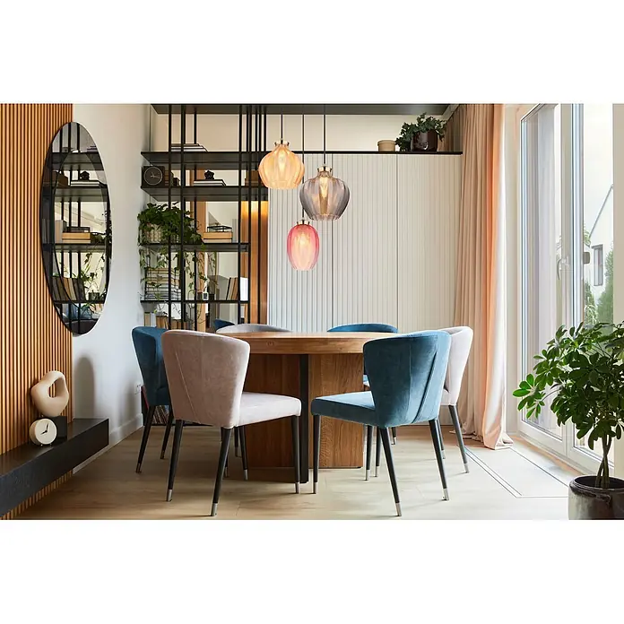 Globo Pendelleuchte Jessica - 60 W, Ø x H: 45 x 120 cm, E27 - Ein stilvoller Essbereich mit einem großen Holztisch und Polsterstühlen in Blau und Beige, beleuchtet von drei farbigen Pendelleuchten.