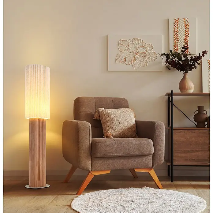 Globo Stehleuchte Jannie - 40 W, Höhe: 1.403 mm, E27 - Hohe Stehleuchte aus Holz mit geripptem Stoffschirm, die ein Wohnzimmer warm beleuchtet.
