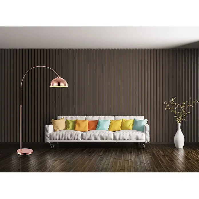 Globo Stehleuchte Newcastle - 40 W, Höhe: 1.960 mm, E27 - Modernes Wohnzimmer: Weißes Sofa, bunte Kissen, rosegoldene Bogenlampe.