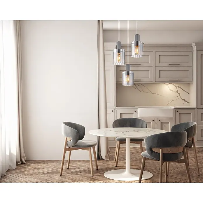Globo Pendelleuchte Tulivar - 40 W, Ø x H: 48 x 150 cm - Drei moderne Pendelleuchten mit geriffelten Glasschirmen und Gunmetal-Akzenten über einem Esstisch.