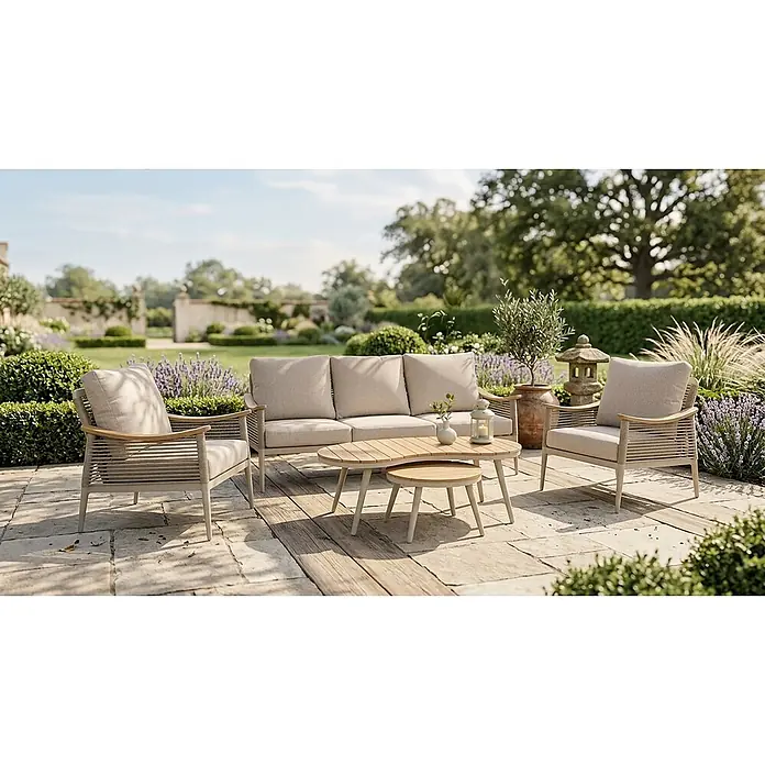 Garden Pleasure Loungemöbel-Set Tulum - 5 -tlg., Aluminium, Polywood, Textil, Beige - Moderne Outdoor-Sofa, zwei Sessel und Beistelltische mit hellen Kissen und Seildetails auf sonniger Terrasse, umgeben von Lavendel und Grün.
