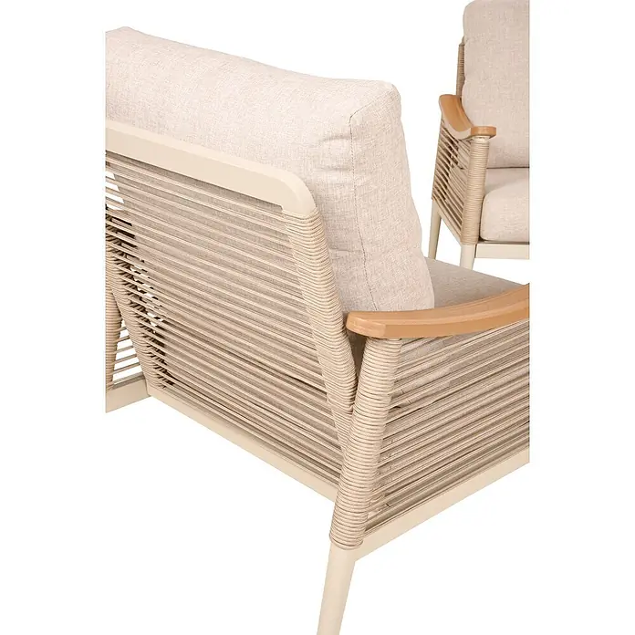Garden Pleasure Loungemöbel-Set Tulum - 5 -tlg., Aluminium, Polywood, Textil, Beige - Nahaufnahme eines Outdoor-Loungestuhls mit beigem Rahmen, natürlichem Seilgeflecht, hellbeigen Kissen und Holzarmlehnen.