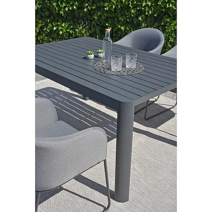 Garden Pleasure Gartentisch Amira - L x B x H: 149 x 149 x 75 cm, Aluminium, Rechteckig, Anthrazit, Ausziehbar - Dunkelgrauer Gartentisch mit Lattenplatte und hellgrauen Stoffstühlen im Außenbereich.