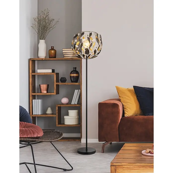 Globo Stehleuchte Mika - 40 W, Höhe: 1.570 mm, E27 - Hohe Stehlampe mit kunstvollem, kugelförmigem Schirm aus gold-schwarzen Metallblättern und klaren Akzenten, auf schwarzem Stand.