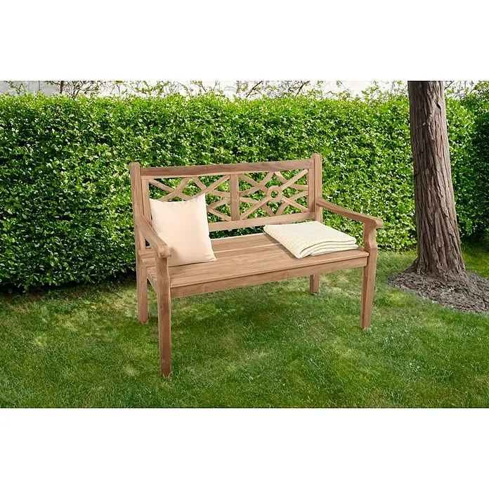 Garden Pleasure Gartenbank Sayang - B x T x H: 120 x 64 x 92 cm, Teak, Braun - Hölzerne Gartenbank mit dekorativer Rückenlehne, cremefarbenem Kissen und gefalteter Decke.