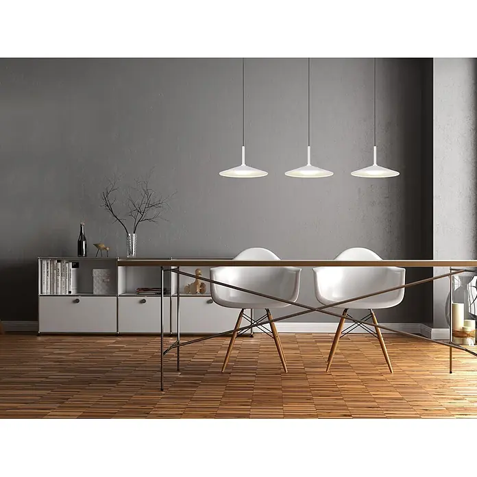 Globo LED-Pendelleuchte rund Lampone - 24 W - Modernes Esszimmer mit rechteckigem Tisch, Metallrahmen, klarer Platte und zwei weißen Stühlen mit Holzbeinen, beleuchtet von drei weißen Pendelleuchten.