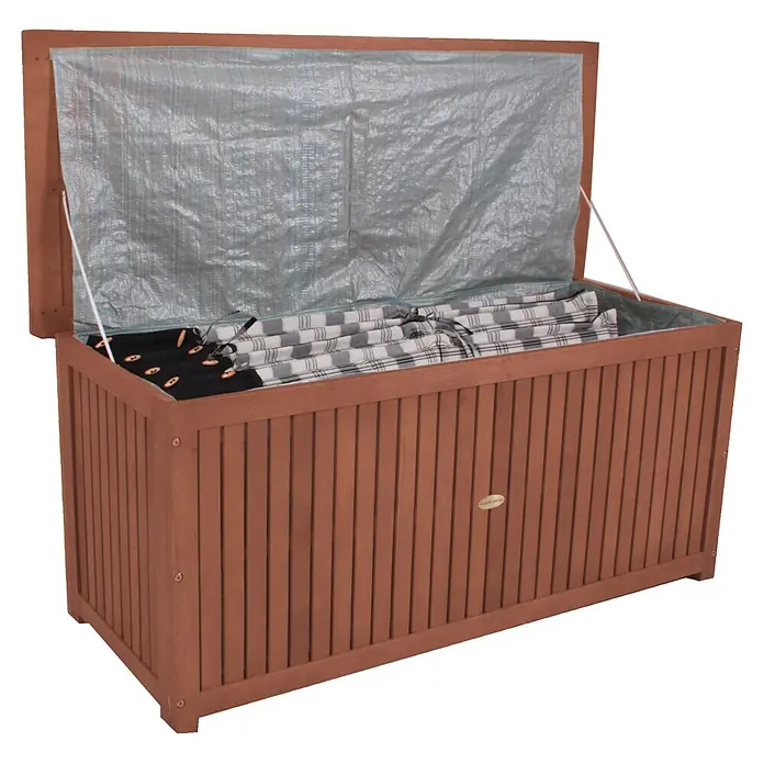 Garden Pleasure Kissenbox Washington - 55 x 125 x 58 cm, Holz, Braun - Braune Holz-Aufbewahrungsbox mit offenem Deckel, innen mit grauer Kunststoffauskleidung und gestreiften Kissen.