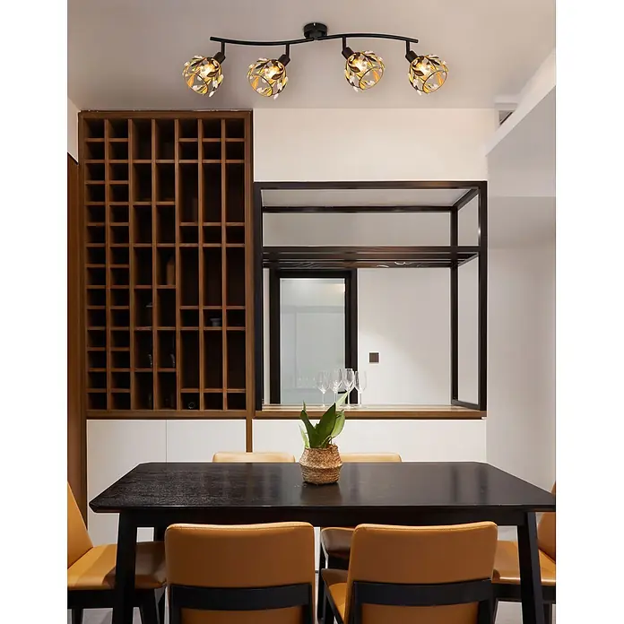 Globo Deckenstrahler Mika - 25 W, L x B x H: 700 x 120 x 1.515 mm, E27 - Schwarze Stromschiene mit vier dekorativen gold-klaren Blatt-Spotlights an der Decke, beleuchtet einen Essbereich.