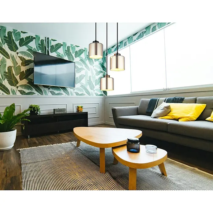 Globo Pendelleuchte Felicia - 60 W, Ø x H: 14 x 12 cm, E27 - Drei moderne Pendelleuchten mit geriffelten Glasschirmen und dunklen Metallakzenten hängen von der Decke und beleuchten ein modernes Wohnzimmer.