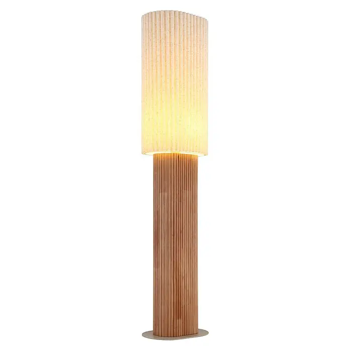 Globo Stehleuchte Jannie - 40 W, Höhe: 1.403 mm, E27 - Eine beleuchtete Tischlampe mit geripptem hellem Holzsockel und geripptem hellfarbigem Stofflampenschirm.
