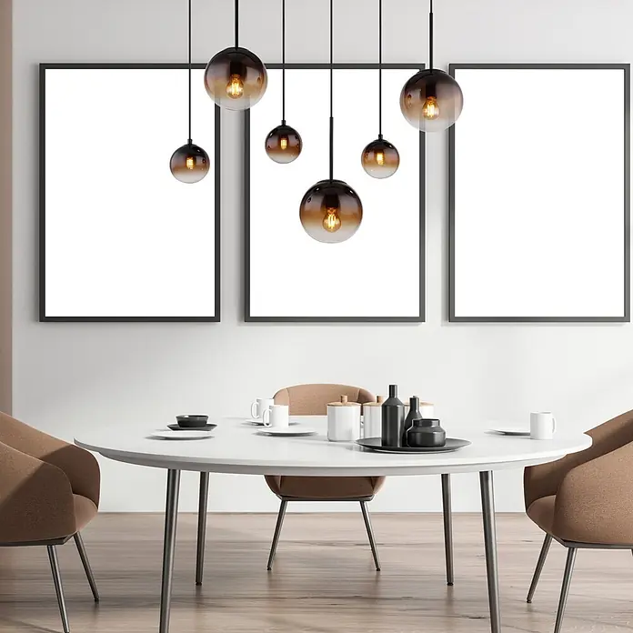 Globo Pendelleuchte Hallie - Höhe: 1.170 mm, 9 W, E27 - Moderner Essbereich mit weißem Rundtisch, braunen Stühlen, leerer Wandkunst und mehreren bernsteinfarbenen Pendelleuchten.