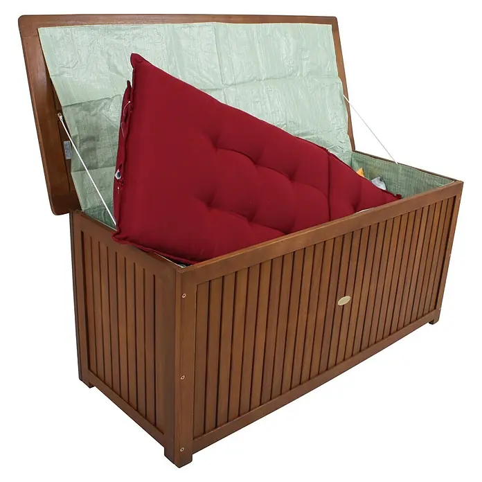 Garden Pleasure Auflagenbox Washington - 55 x 125 x 58 cm, Holz, Braun - Braune Holz-Aufbewahrungsbox mit offenem Deckel, die eine hellgrüne Auskleidung und ein gefaltetes rotes Kissen zeigt.