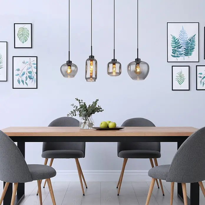 Globo Pendelleuchte Matt - Höhe: 1.200 mm, Anzahl Leuchtmittel: 4 Stk. - Modernes Esszimmer mit Holztisch, grauen Stühlen und vier Pendelleuchten. Botanische Bilder schmücken die Wände.