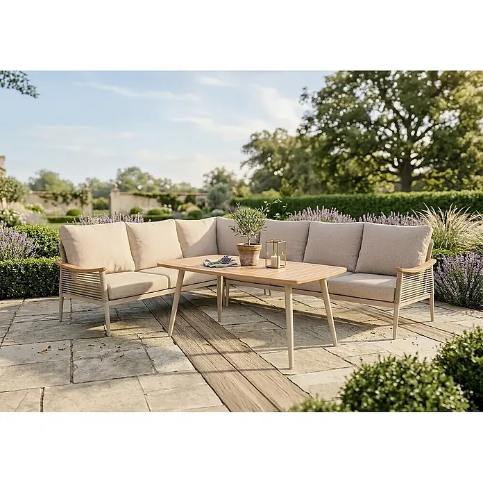 Garden Pleasure Loungemöbel-Set Talum - 2 -tlg., Aluminium, Polywood, Sandbeige - Hellbeiges Outdoor-Ecksofa mit Holzarmlehnen und heller Holztisch auf einer Terrasse in einem sonnigen Garten.