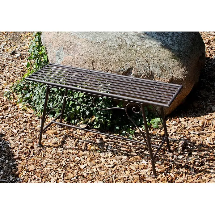 Garden Pleasure Gartenbank Lorin - B x T x H: 27 x 83 x 45 cm, Stahl, Schwarz-Braun - Dunkelbraune Gartenbank aus Metall mit Lattenrost und Zierornamenten, im Freien auf Holzspänen stehend.