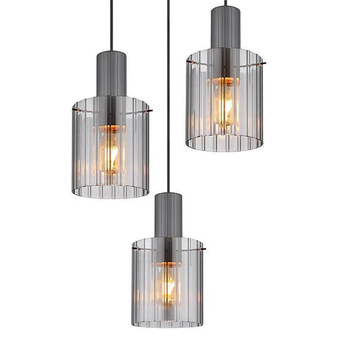 Globo Pendelleuchte Tulivar - 40 W, Ø x H: 48 x 150 cm - Drei Hängeleuchten mit gerippten Klarglasschirmen, grauen Metalloberteilen und beleuchteten Glühbirnen.