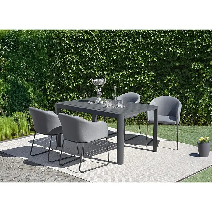 Garden Pleasure Gartentisch Amira - L x B x H: 149 x 149 x 75 cm, Aluminium, Rechteckig, Anthrazit, Ausziehbar - Graues Outdoor-Essset mit Lattenrosttisch und vier gepolsterten Stühlen auf einem Teppich im Garten.