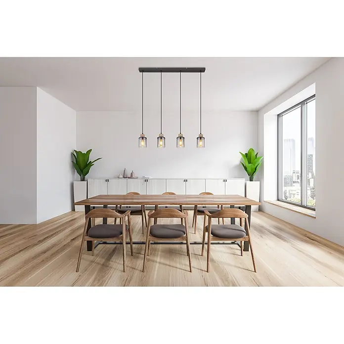 Globo Pendelleuchte Reid - 15 W, L x B x H: 780 x 100 x 1.200 mm, E27 - Eine lineare Pendelleuchte mit fünf Glas- und Holzleuchten beleuchtet einen modernen Esstisch mit Stühlen.