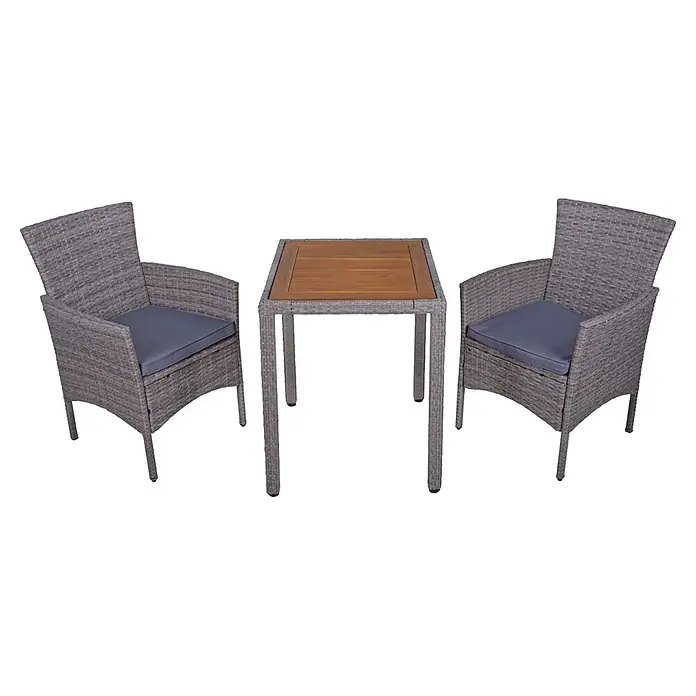 Garden Pleasure Balkonmöbel-Set Dakota - 3 -tlg., Stahl, Kunststoffgeflecht, Akazie, Hellgrau - Graues synthetisches Rattan-Gartenset mit zwei Stühlen und einem quadratischen Tisch mit Holzplatte und grauen Kissen.