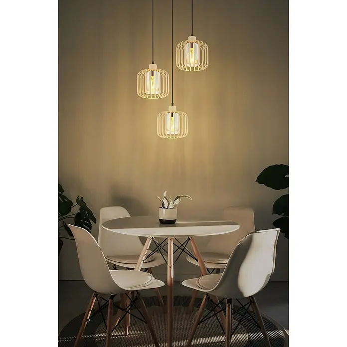 Globo Pendelleuchte Alfred - 40 W, Ø x H: 44 cm x 1.200 mm, E27 - Drei weiße Käfig-Pendelleuchten mit warmen Edison-Glühbirnen beleuchten einen Esstisch mit Stühlen und einer Pflanze.