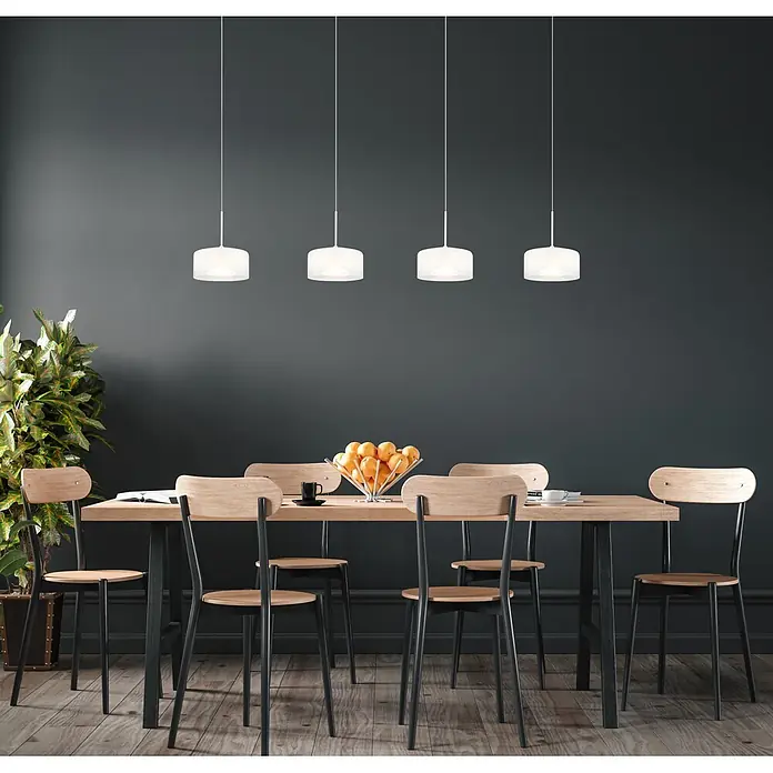 Globo LED-Pendelleuchte rund Belinda - 24 W, L x B x H: 1.050 x 150 x 1.500 mm - Moderner Esstisch mit heller Holzplatte und schwarzem Gestell, dazu sechs passende Stühle. Vier weiße Pendelleuchten hängen darüber.