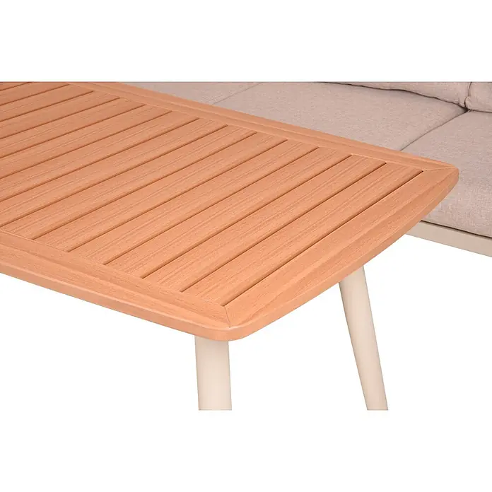 Garden Pleasure Loungemöbel-Set Talum - 2 -tlg., Aluminium, Polywood, Sandbeige - Nahaufnahme einer lamellenförmigen hellbraunen Tischplatte mit abgerundeten Ecken und hellbeigen Beinen, neben einem beigen Sofa.