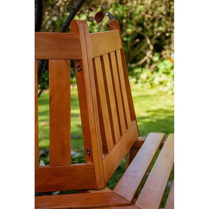 Garden Pleasure Baumbank Ontario 180° - Eukalyptus, Braun, Max. Personenzahl: 3 Stk. - Nahaufnahme einer warmen, rotbraunen Holzgartenbank mit Lattenrückenlehne und Sitzfläche.