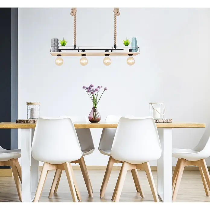 Globo Pendelleuchte Trixi - 60 W, 1.200 mm, E27 - Industrielle Pendelleuchte mit Holzbasis, schwarzem Metallrahmen, vier Glühbirnen und Seilaufhängung. Dekorative Pflanzen und Vase, über einem Esstisch hängend.