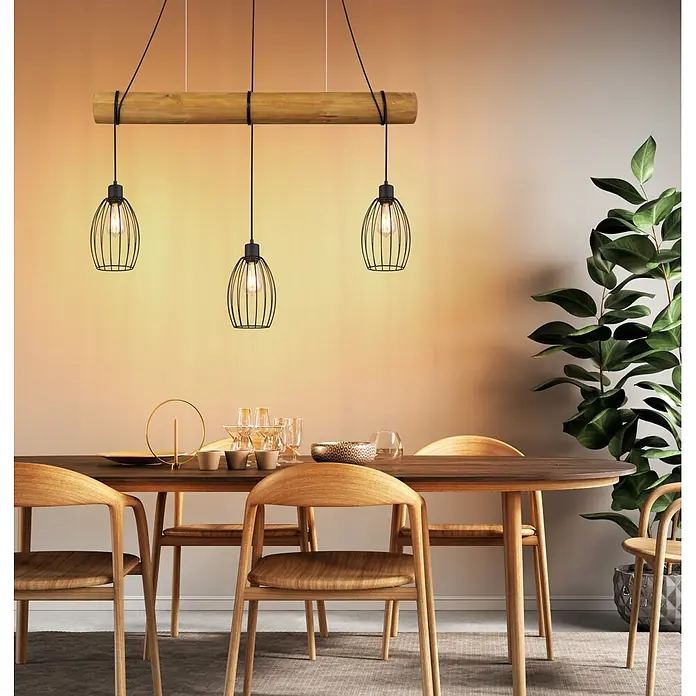 Globo Pendelleuchte Berti - 40 W, L x B x H: 1.150 x 160 x 1.500 mm, E27 - Eine lange Holzstamm-Pendelleuchte mit drei schwarzen Drahtkäfig-Hängelampen über einem Esstisch.