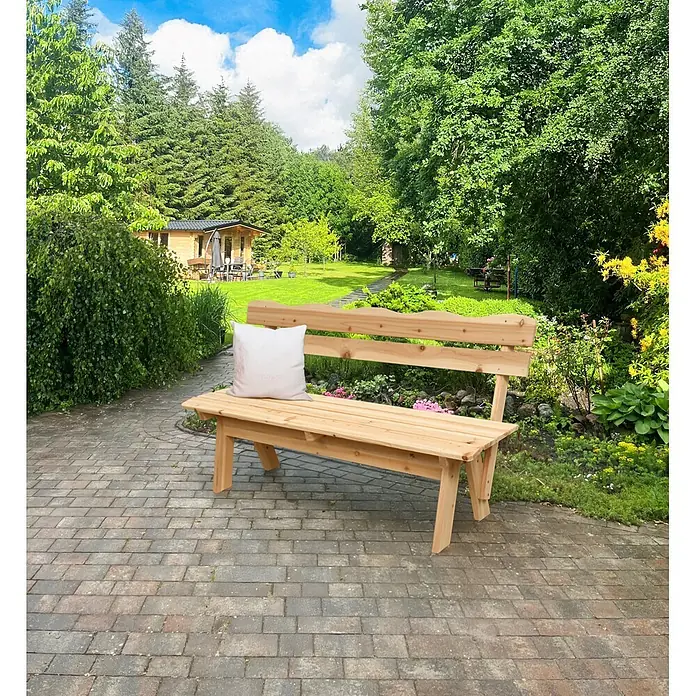 Garden Pleasure Gartenbank Rangun - B x T x H: 150 x 62 x 81,5 cm, Spießtanne, Hellbraun - Helle Holzgartenbank mit weißem Kissen, auf gepflasterter Terrasse in üppigem Garten.