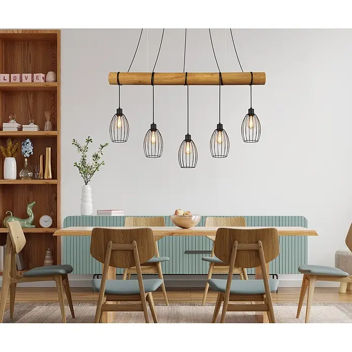 Globo Pendelleuchte Berti - 40 W, L x B x H: 1.400 x 160 x 1.500 mm, E27 - Hölzerner Kronleuchter mit fünf schwarzen Drahtkäfig-Pendelleuchten, über einem Esstisch hängend.