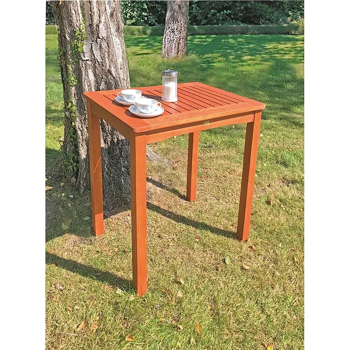 Garden Pleasure Gartentisch Pittsburgh - L x B x H: 70 x 50 x 75 cm, Akazie, Rechteckig, Braun - Rötlich-brauner quadratischer Gartentisch aus Holz mit zwei Teetassen und Zuckerstreuer.