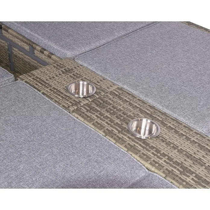 Garden Pleasure Doppelliege Pescara - Metall, Beige/Grau - Nahaufnahme eines geflochtenen Outdoor-Liegesessels mit grauen Kissen und zwei integrierten Getränkehaltern aus Metall.