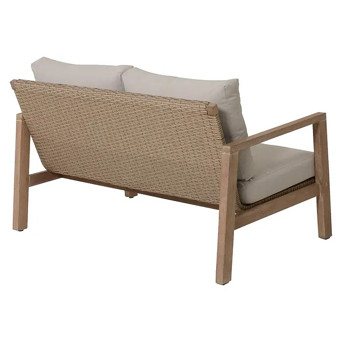Garden Pleasure Loungemöbel-Set San Mateo - 4 -tlg., Eukalyptusholz, Kunststoffgeflecht, Polyester, Beige - Zweisitziges Outdoor-Sofa mit hellem Holzrahmen, geflochtener Rückenlehne und Seiten sowie cremefarbenen Polstern.