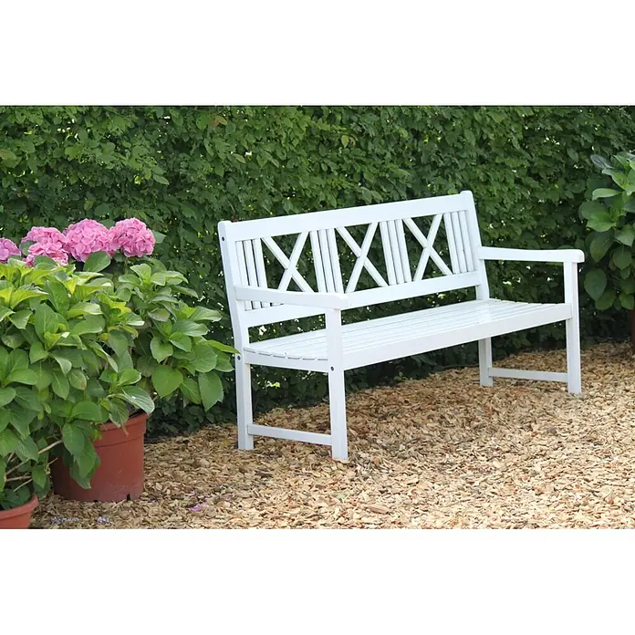 Garden Pleasure Gartenbank Malmö - B x T x H: 154 x 59 x 89 cm, Eukalyptus, Weiß, Max. Personenzahl: 3 Stk. - Weiß lackierte Holzbank mit gekreuzter Rückenlehne im Garten mit pinken Hortensien auf Rindenmulch.