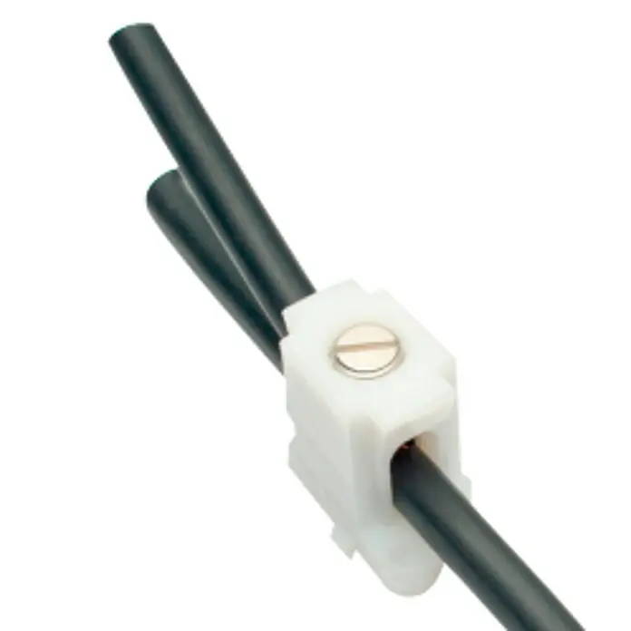 Regleta de bornes HPS35 - L x An x Al: 36 x 36 x 34 mm, Número de polos: 12 ud., Latón - Primer plano de un bloque de terminales blanco con dos cables negros que lo atraviesan, asegurados con un tornillo, mostrando la conexión eléctrica.